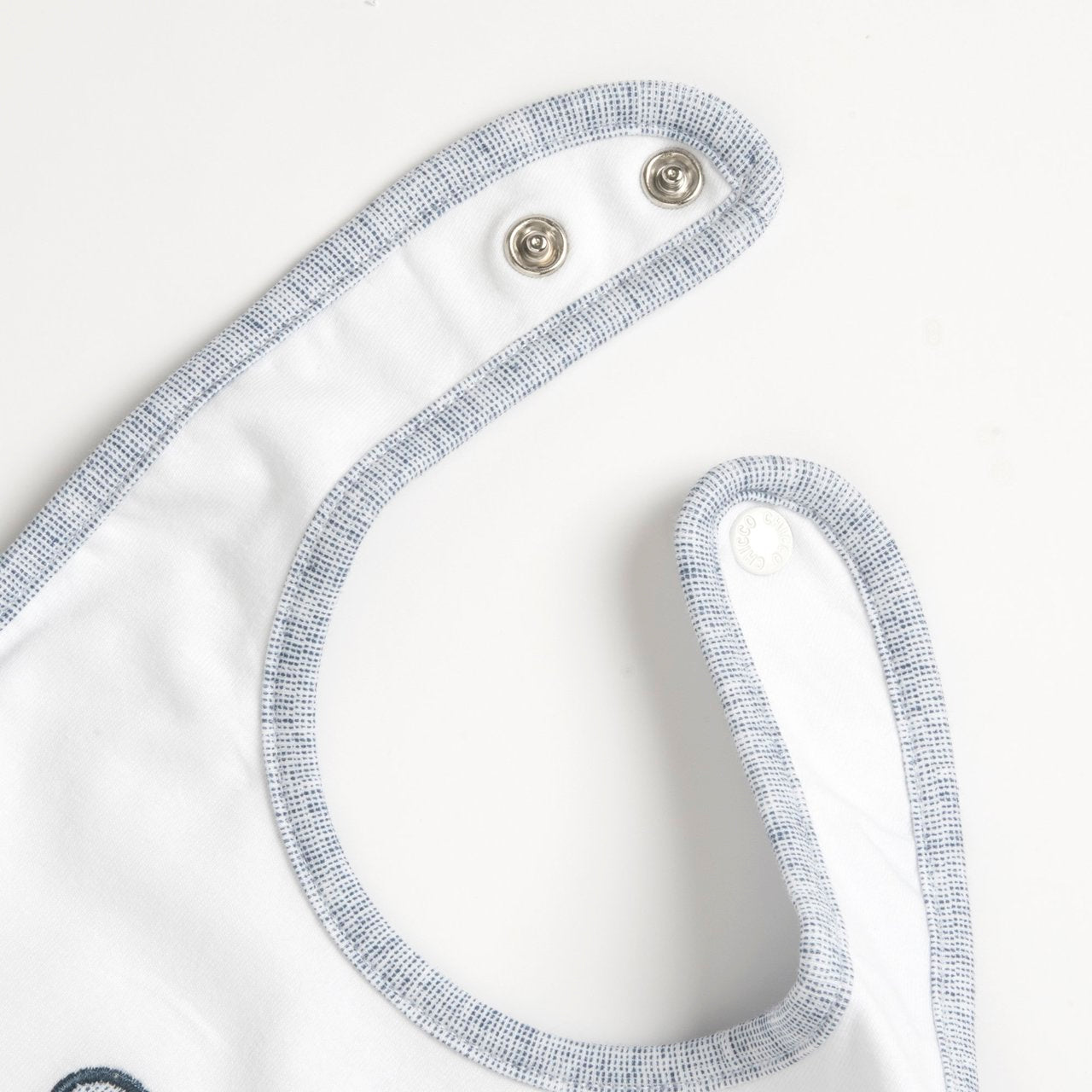 Bavaglino con ricamo effetto denim - Chicco